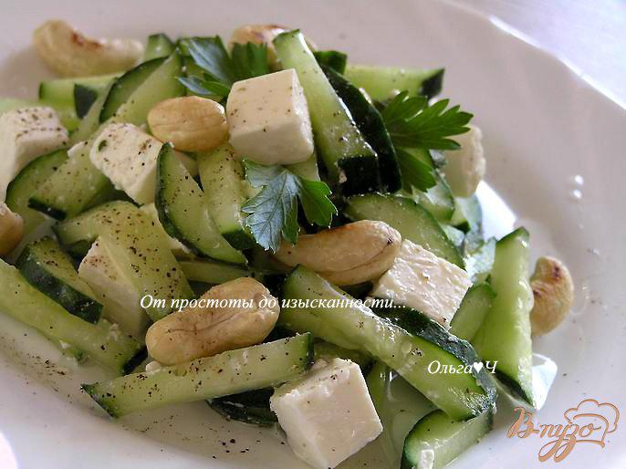 Фото приготовление рецепта: Огуречный салат с фетой и кешью шаг №5