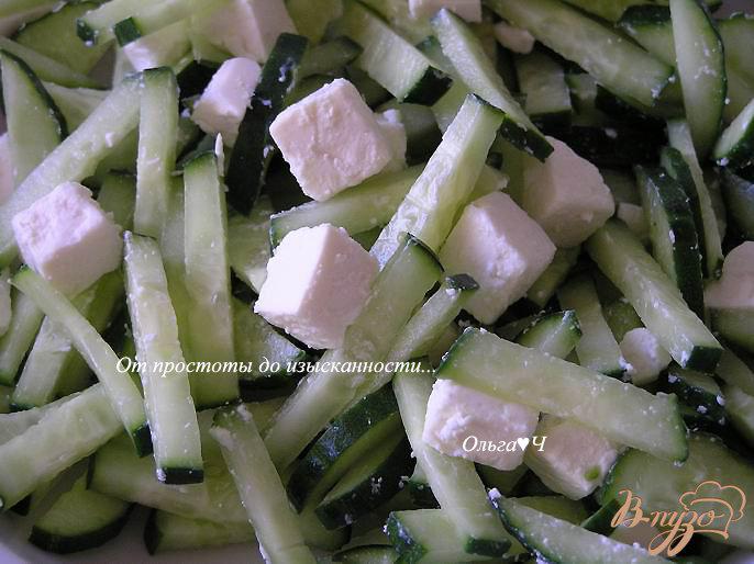 Фото приготовление рецепта: Огуречный салат с фетой и кешью шаг №3