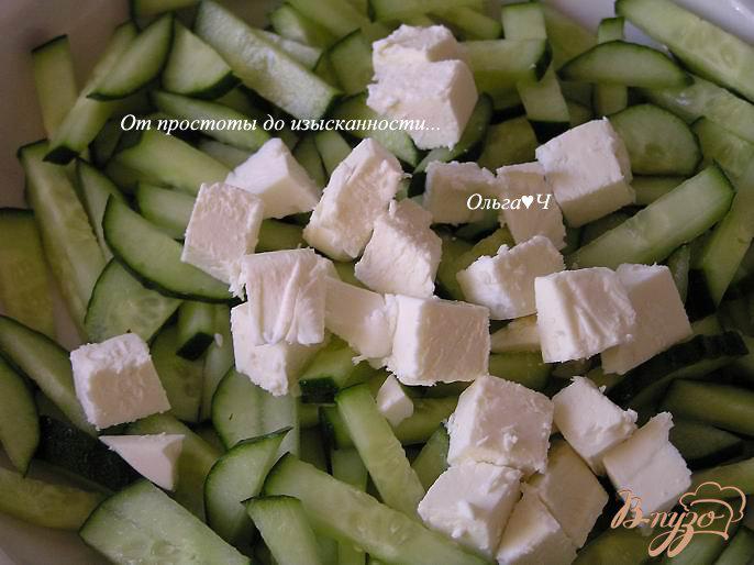 Фото приготовление рецепта: Огуречный салат с фетой и кешью шаг №2