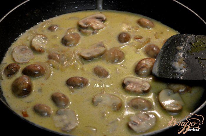 Фото приготовление рецепта: Свиные медальоны в грибном соусе с Марсала шаг №4