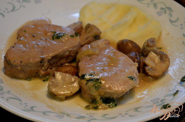 Фото приготовление рецепта: Свиные медальоны в грибном соусе с Марсала шаг №6