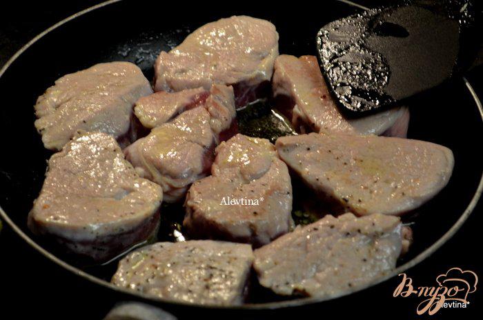 Фото приготовление рецепта: Свиные медальоны в грибном соусе с Марсала шаг №2