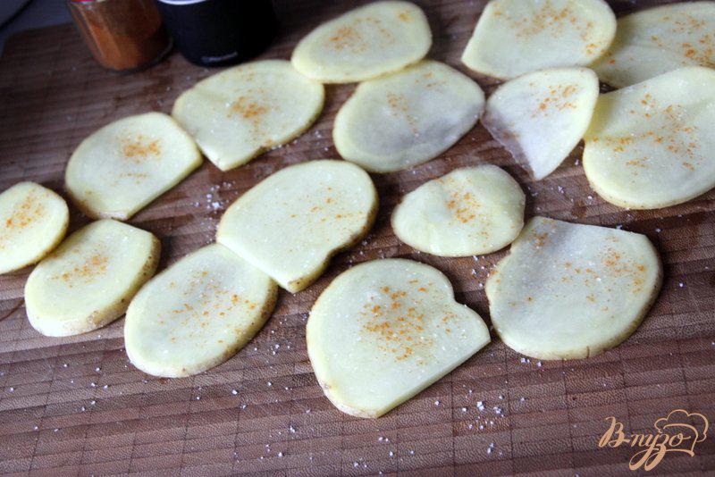 Фото приготовление рецепта: Закуска из лосося на картофельных «чипсах» шаг №1
