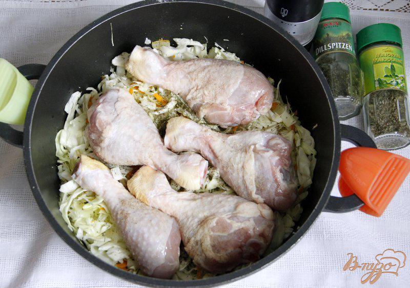 Фото приготовление рецепта: Куриные голени с тушеной капустой шаг №4