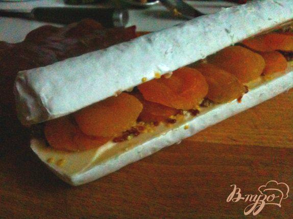 Фото приготовление рецепта: Закуска из фаршированного сыра бри шаг №2