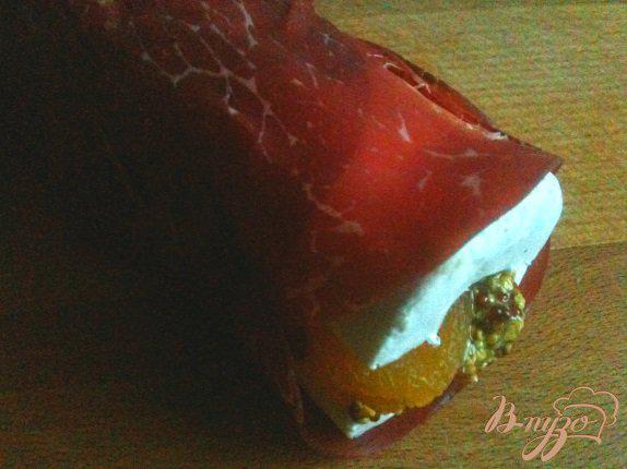 Фото приготовление рецепта: Закуска из фаршированного сыра бри шаг №3