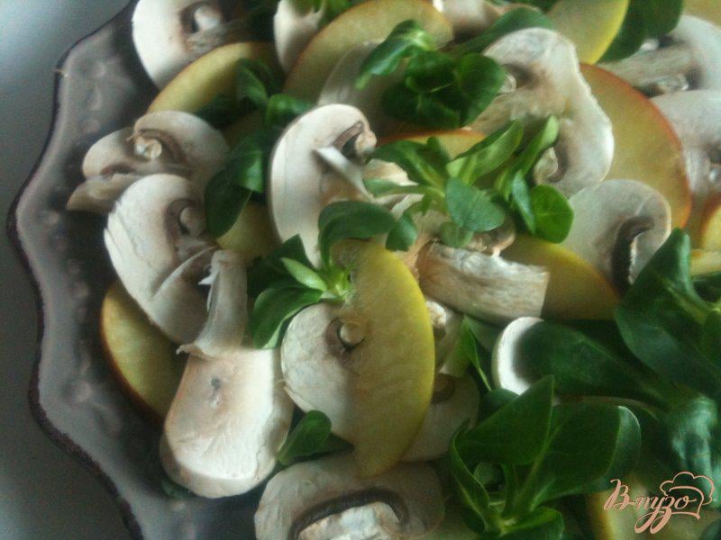 Фото приготовление рецепта: Салат с грибами и яблоками шаг №4
