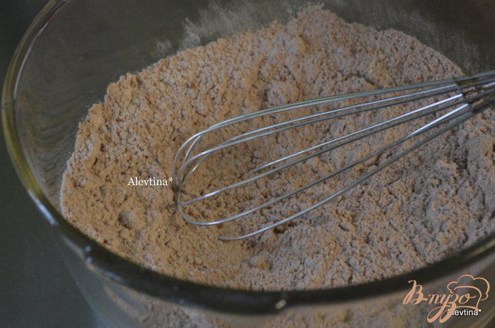 Фото приготовление рецепта: Шоколадный хлеб с грушей и корицей шаг №3