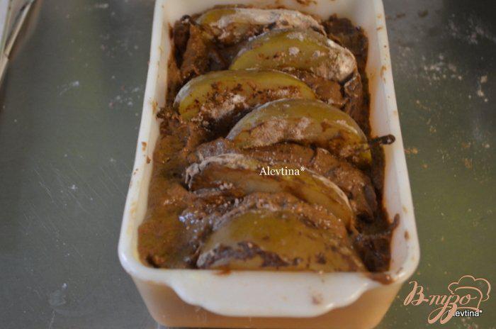 Фото приготовление рецепта: Шоколадный хлеб с грушей и корицей шаг №6