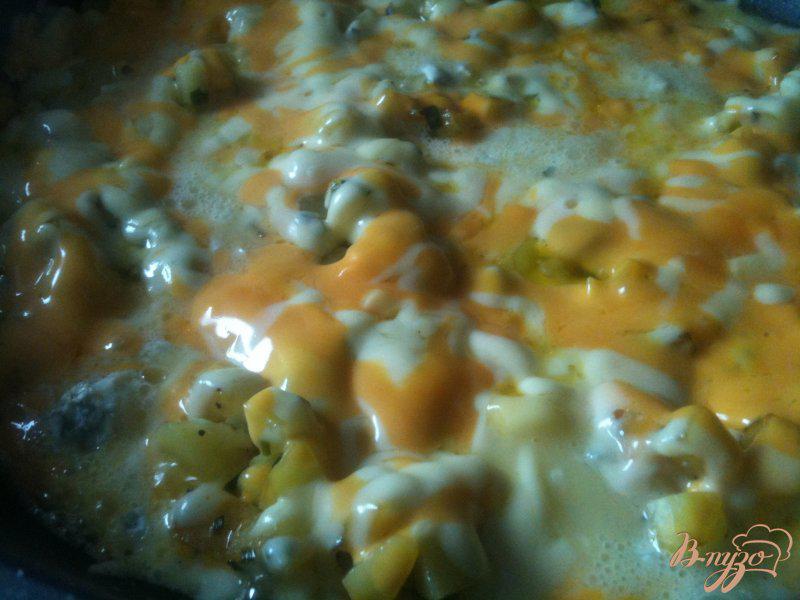 Фото приготовление рецепта: Картофельная лепешка с сыром шаг №5