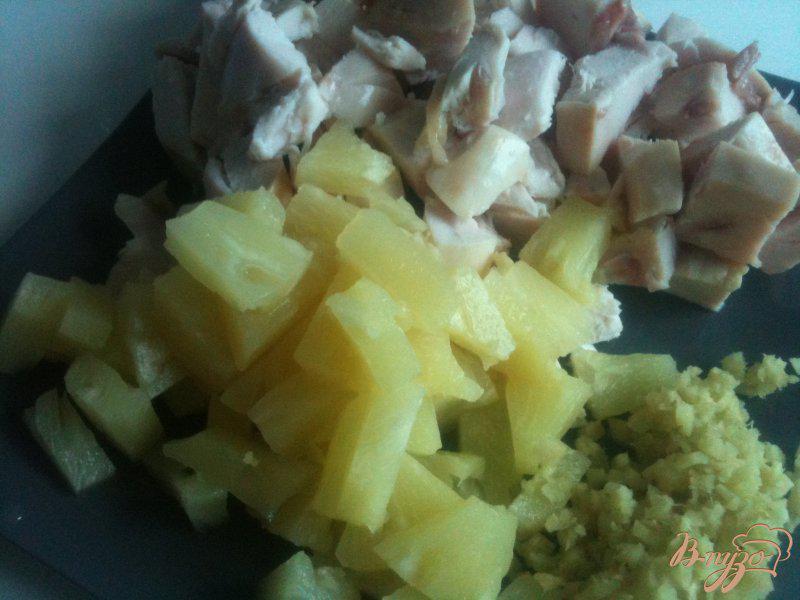 Фото приготовление рецепта: Пирог с копченой курятиной, имбирем и ананасом шаг №5