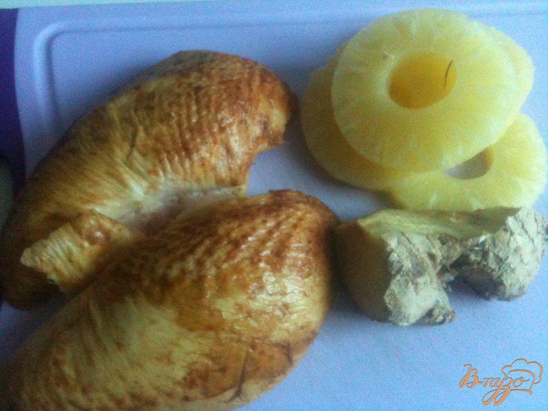 Фото приготовление рецепта: Пирог с копченой курятиной, имбирем и ананасом шаг №4
