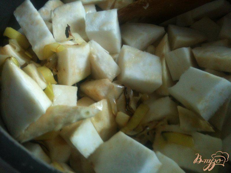 Фото приготовление рецепта: Суп-пюре из корневого сельдерея с сыром шаг №2