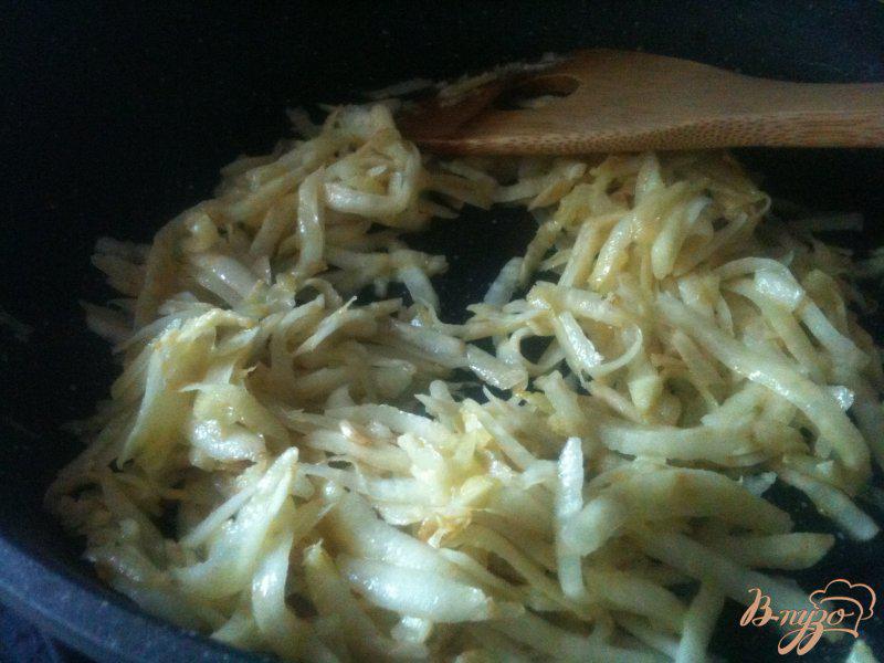 Фото приготовление рецепта: Салат из сельдерея, моркови и грибов шаг №2