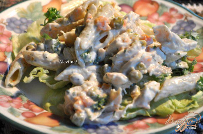 Фото приготовление рецепта: Куриный салат с пастой шаг №4