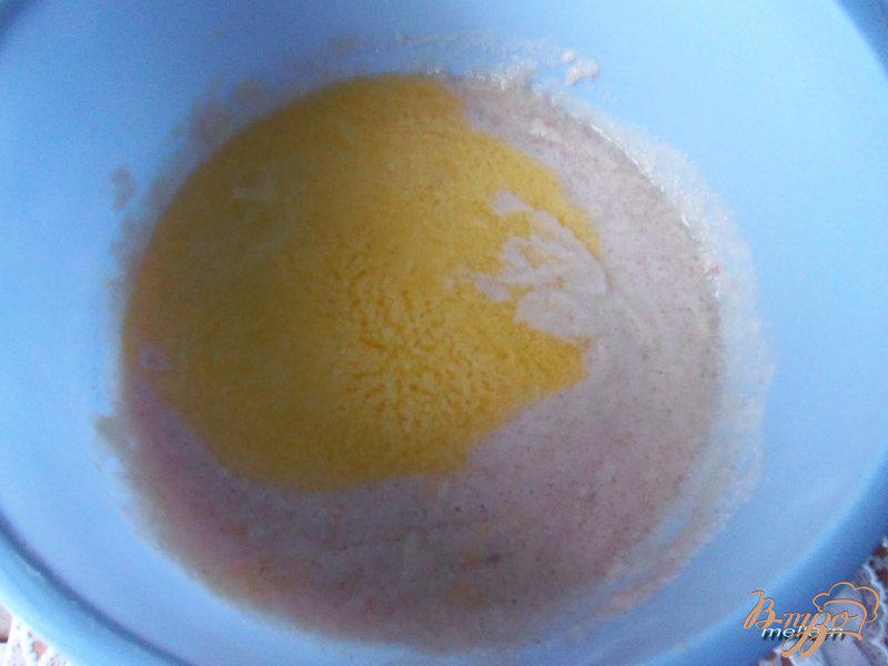 Фото приготовление рецепта: Йогуртовые кексы с яблоком и клюквой шаг №2
