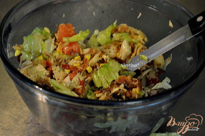 Фото приготовление рецепта: Куриный салат с беконом в хлебных чашах шаг №4