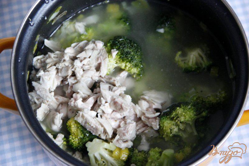 Фото приготовление рецепта: Куриный суп из брокколи, с грушей шаг №4