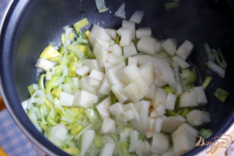 Фото приготовление рецепта: Куриный суп из брокколи, с грушей шаг №2
