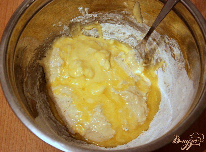Фото приготовление рецепта: Закусочные кексы с сыром и колбасным хлебом шаг №2
