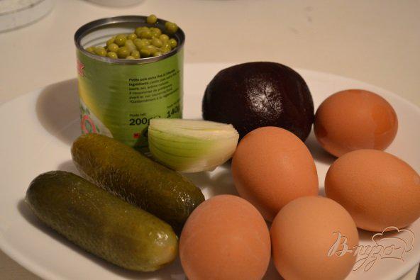 Фото приготовление рецепта: Яичный салат со свеклой шаг №1
