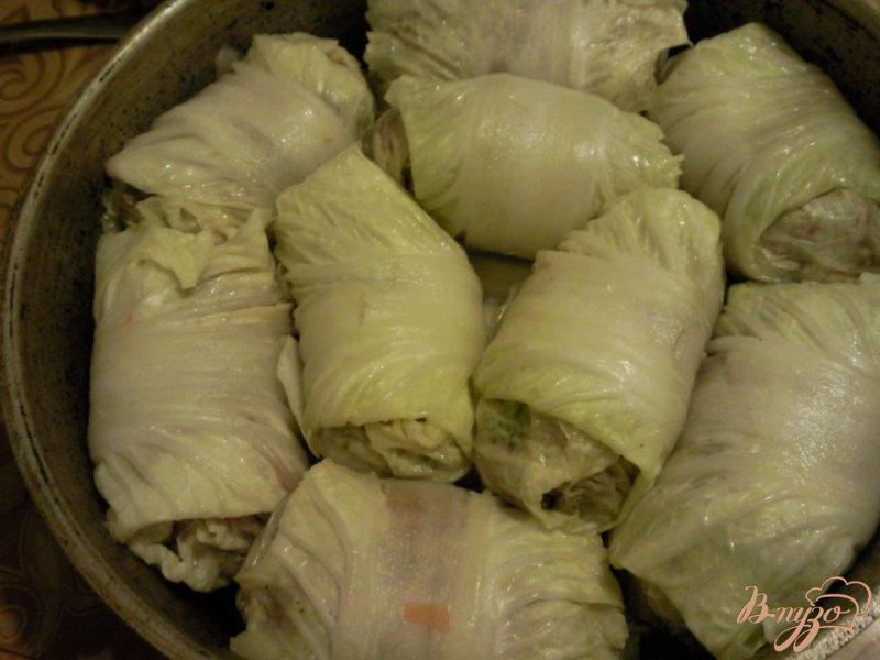 Фото приготовление рецепта: Запеченные мясные зразы в листьях пекинской капусты шаг №5