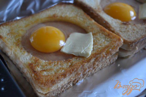 Фото приготовление рецепта: Яичница в хлебных тостах шаг №3