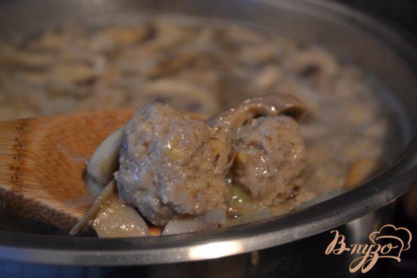 Фото приготовление рецепта: Грибной суп с фрикадельками из мяса и гороха нут шаг №7
