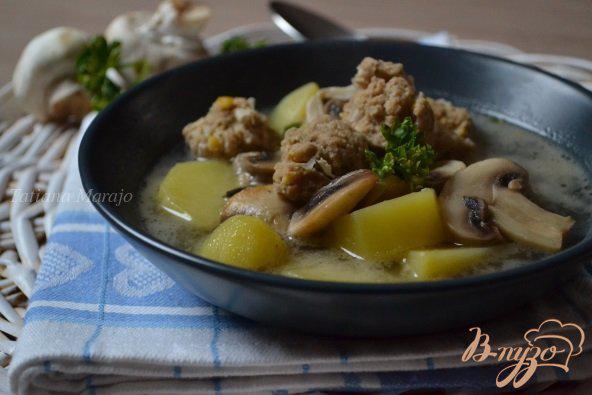 Фото приготовление рецепта: Грибной суп с фрикадельками из мяса и гороха нут шаг №8