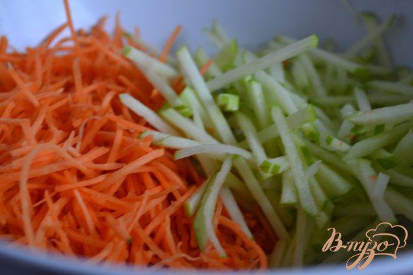 Фото приготовление рецепта: Морковный салат с куриным мясом и яблоком шаг №1
