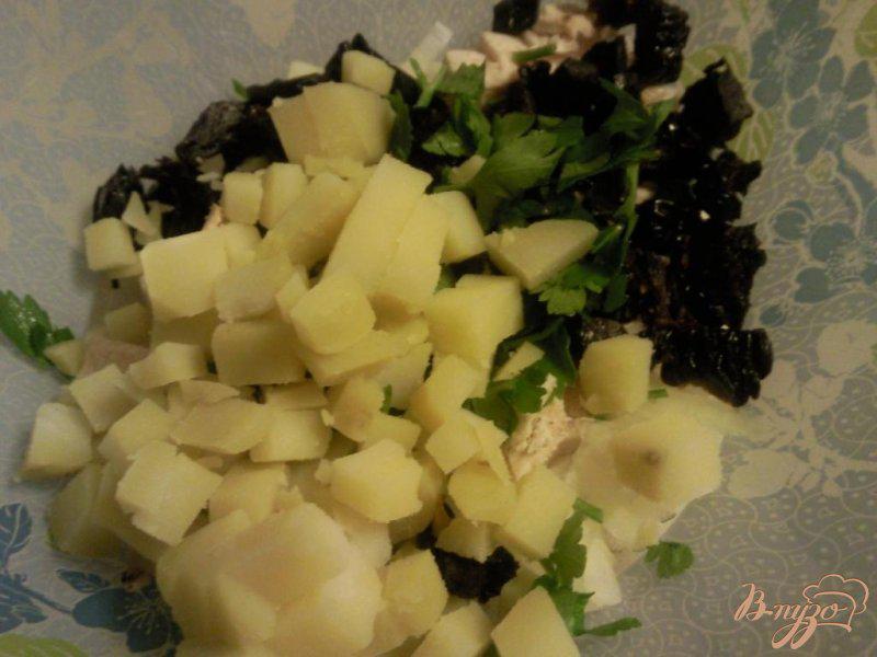 Фото приготовление рецепта: Салат с куриной грудкой и черносливом шаг №2