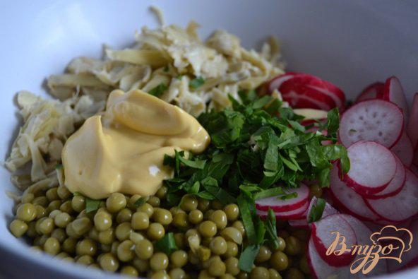 Фото приготовление рецепта: Салат с зеленым горошком, редисом и артишоками шаг №3