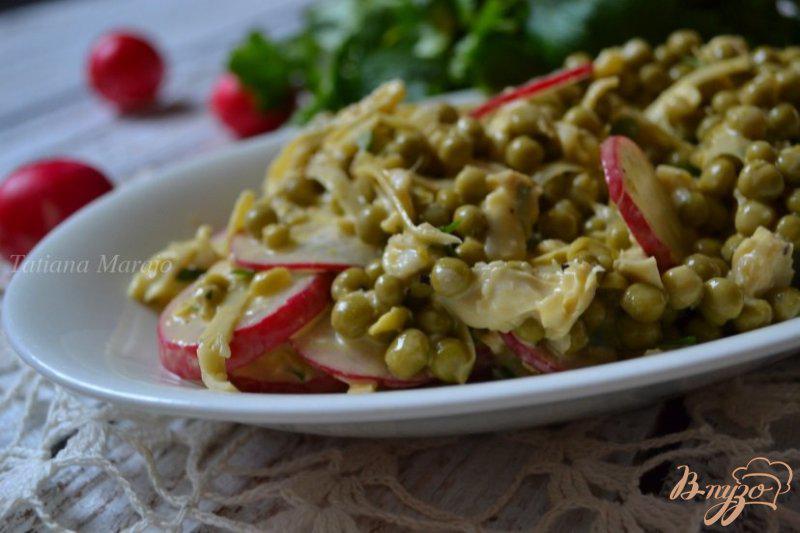 Фото приготовление рецепта: Салат с зеленым горошком, редисом и артишоками шаг №4
