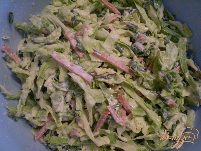 Фото приготовление рецепта: Овощной салат с колбасой шаг №3