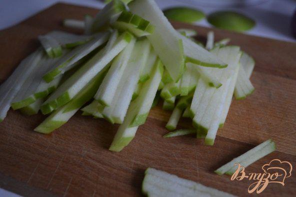 Фото приготовление рецепта: Салат из стручковой фасоли с яблоком шаг №2