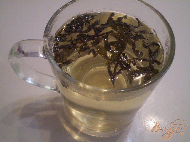 Фото приготовление рецепта: Коктейль из вермута и зеленого чая шаг №2