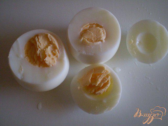 Фото приготовление рецепта: Фаршированные яйца шаг №2