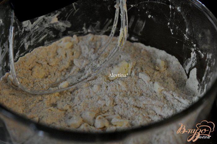 Фото приготовление рецепта: Булочки из цельной пшеницы с каперсами шаг №2