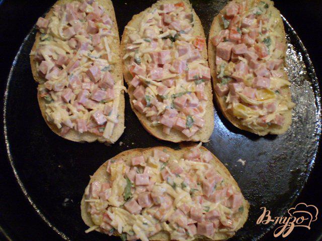 Фото приготовление рецепта: Бутерброды с колбасой в духовке шаг №3