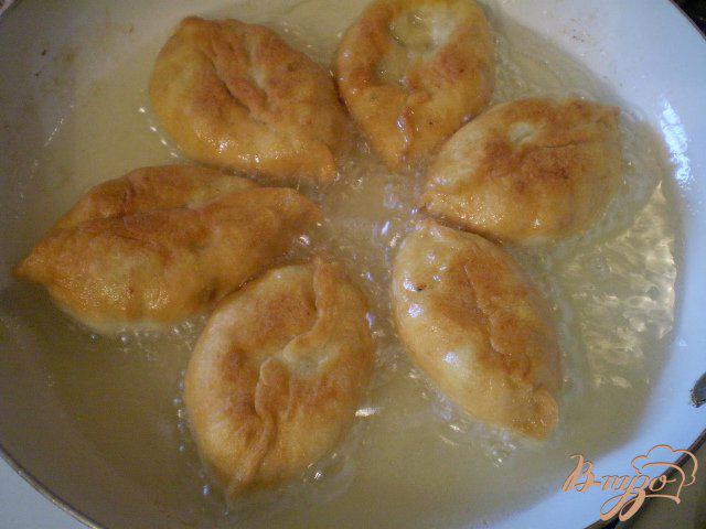 Фото приготовление рецепта: Жаренные пирожки на картофельном отваре шаг №7
