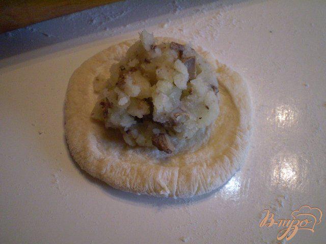 Фото приготовление рецепта: Жаренные пирожки на картофельном отваре шаг №5