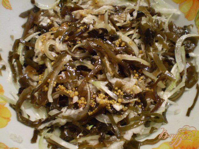 Фото приготовление рецепта: Салат из ламинарии с редькой и кунжутом шаг №4