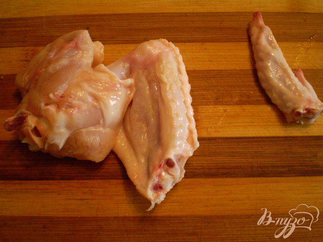 Фото приготовление рецепта: Куриные крылья в луковом соке шаг №2