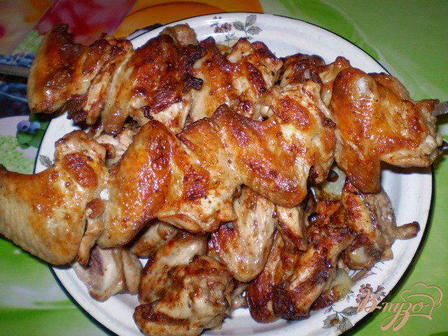 Фото приготовление рецепта: Куриные крылья в луковом соке шаг №7