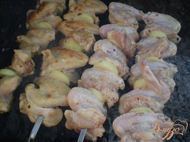 Фото приготовление рецепта: Куриные крылья в луковом соке шаг №6