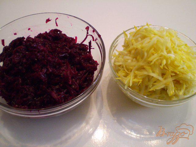 Фото приготовление рецепта: Свекольный салат с кабачком шаг №2
