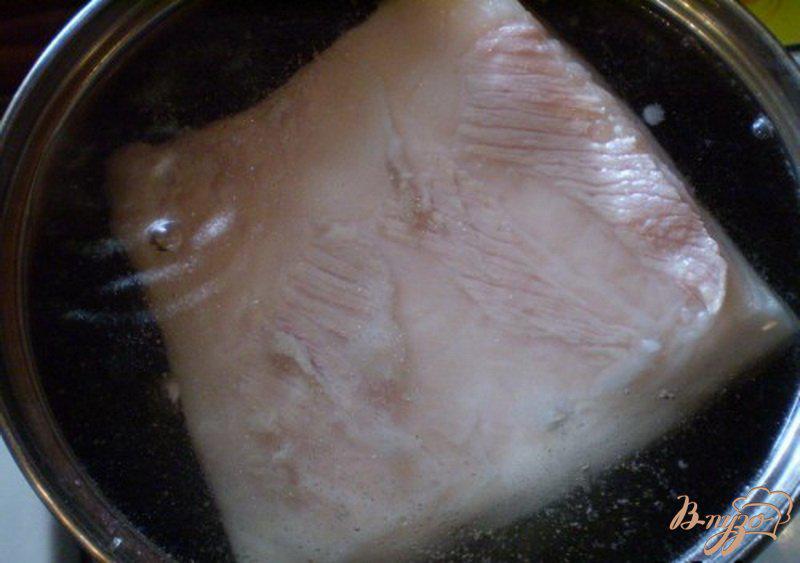 Фото приготовление рецепта: Вареное сало с чесноком шаг №4