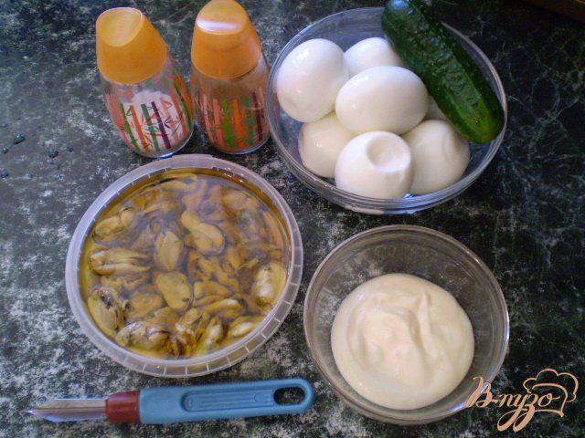 Фото приготовление рецепта: Фаршированные яйца огурцом и мидиями шаг №1