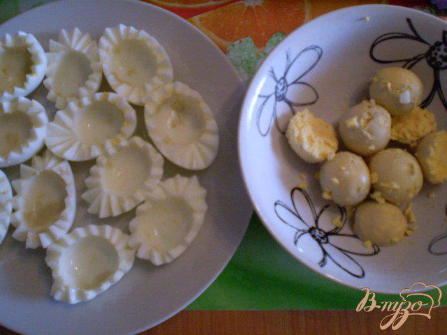 Фото приготовление рецепта: Фаршированные яйца огурцом и мидиями шаг №2