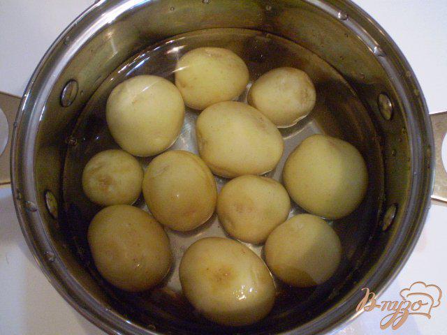 Фото приготовление рецепта: Отварной картофель с вешенкой и луком шаг №5